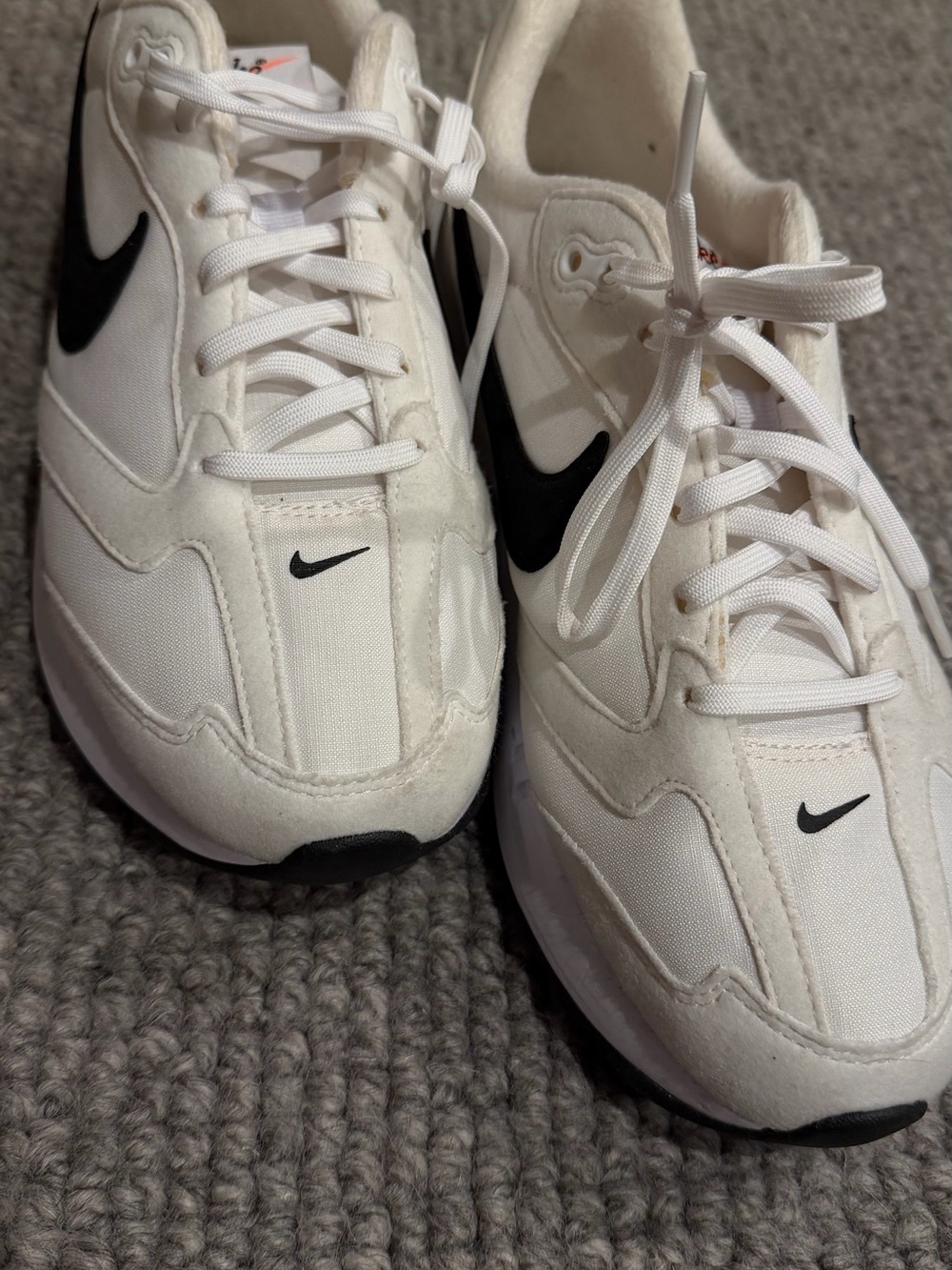 Nike Women’sWhite/Black Casual Sneakers